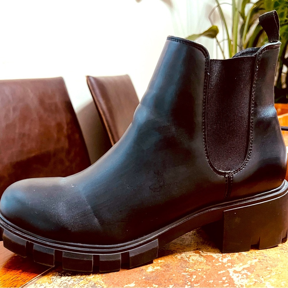 Beautiful size 12 Steve Madden Chelsea Boots